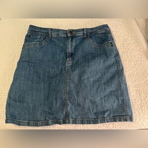 Croft & Barrow Women’s skirt with built in shorts, mid-length, size 10